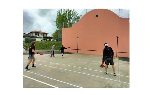 Initiations à la pelote au fronton 1