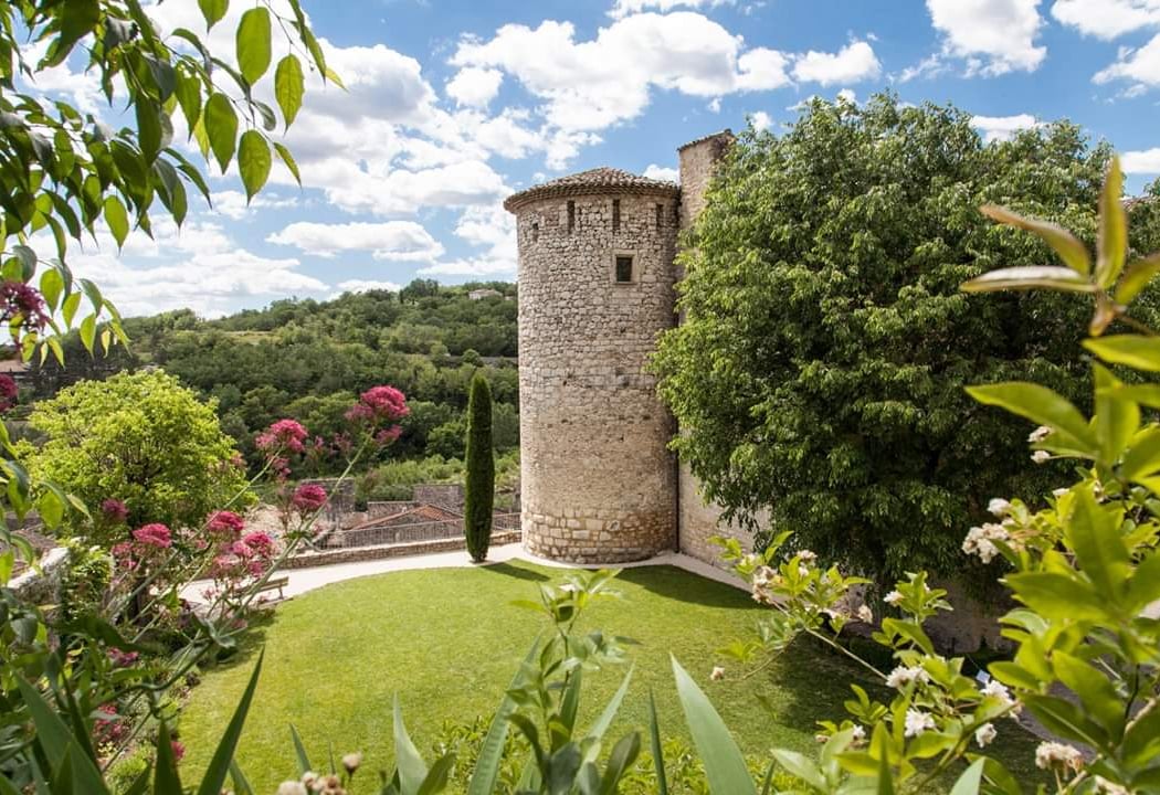 Roulottes et Cabanes de Saint Cerice / gite, HEBERGEMENT, cabane INSOLITE, SPA privatif et SAUNA en ARDECHE 2