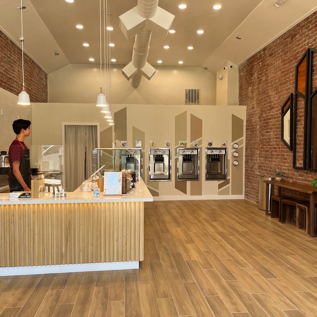 Auzzy the Bear Cafe, Boba Milk Tea, Frozen Yogurt & Smoothie Bar 3