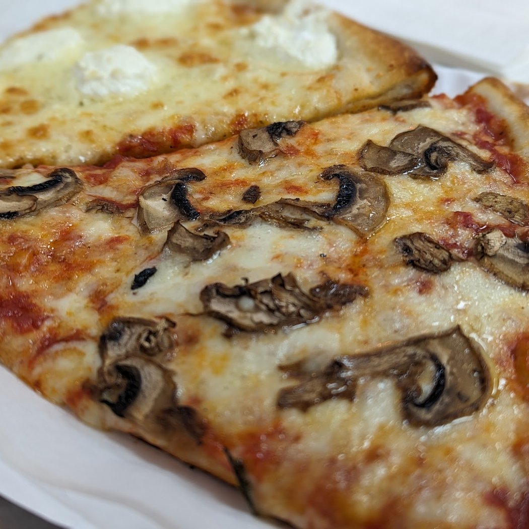 Lucia Pizza 3