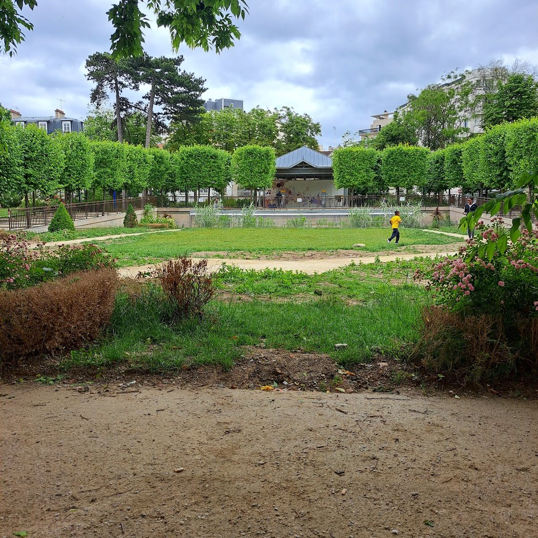 Square Edgar Quinet 1