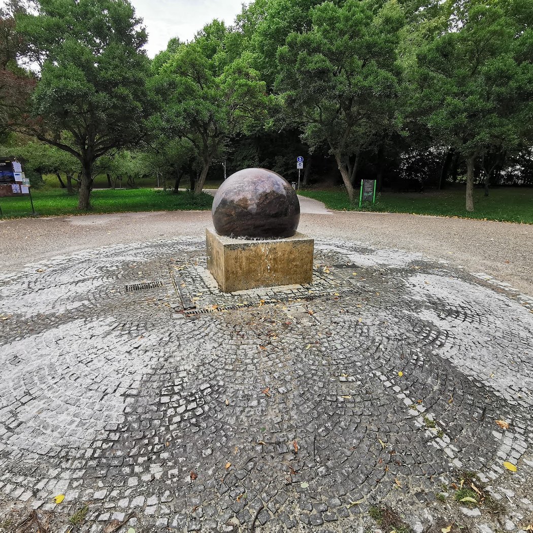 Kugelbrunnen im Westpark 3