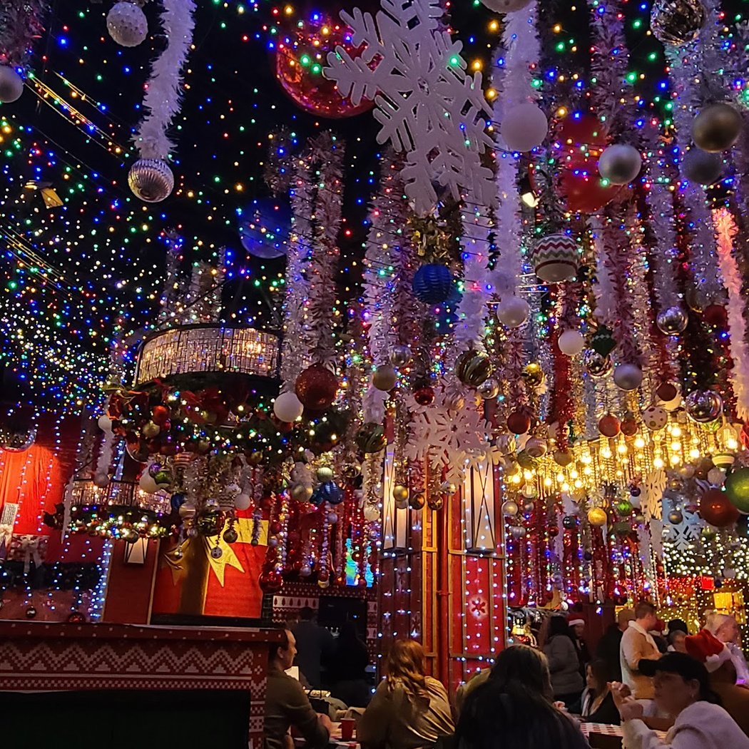 Frosty's Christmas Bar New York 3