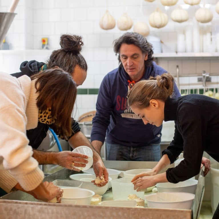 Atelier fabrication de Burrata & Stracciatella 3