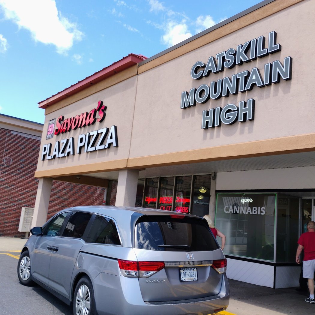 Savona's Plaza Pizza 3