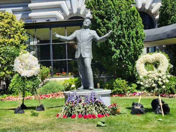 Tony Bennett Statue 1