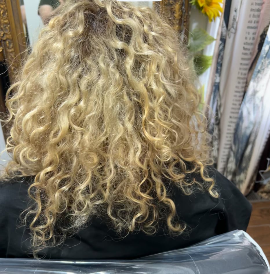 Dee's boutique salon 3