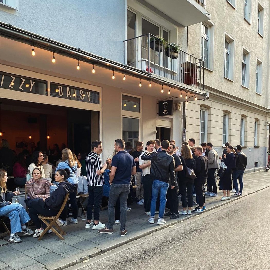 KEINE TERMINE. LEICHT DIZZY. Sarti Spritz 5.50 / Dizzy Signature Wein 19.00 / Espresso Martini 9.00 2