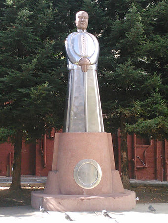 Dr. Sun Yat Sen Statue 2