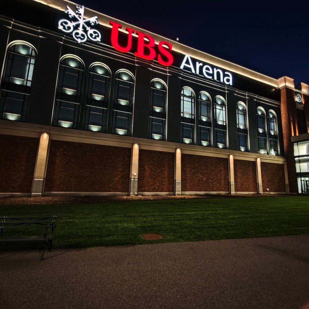 Two powerhouse hockey teams face off 4
