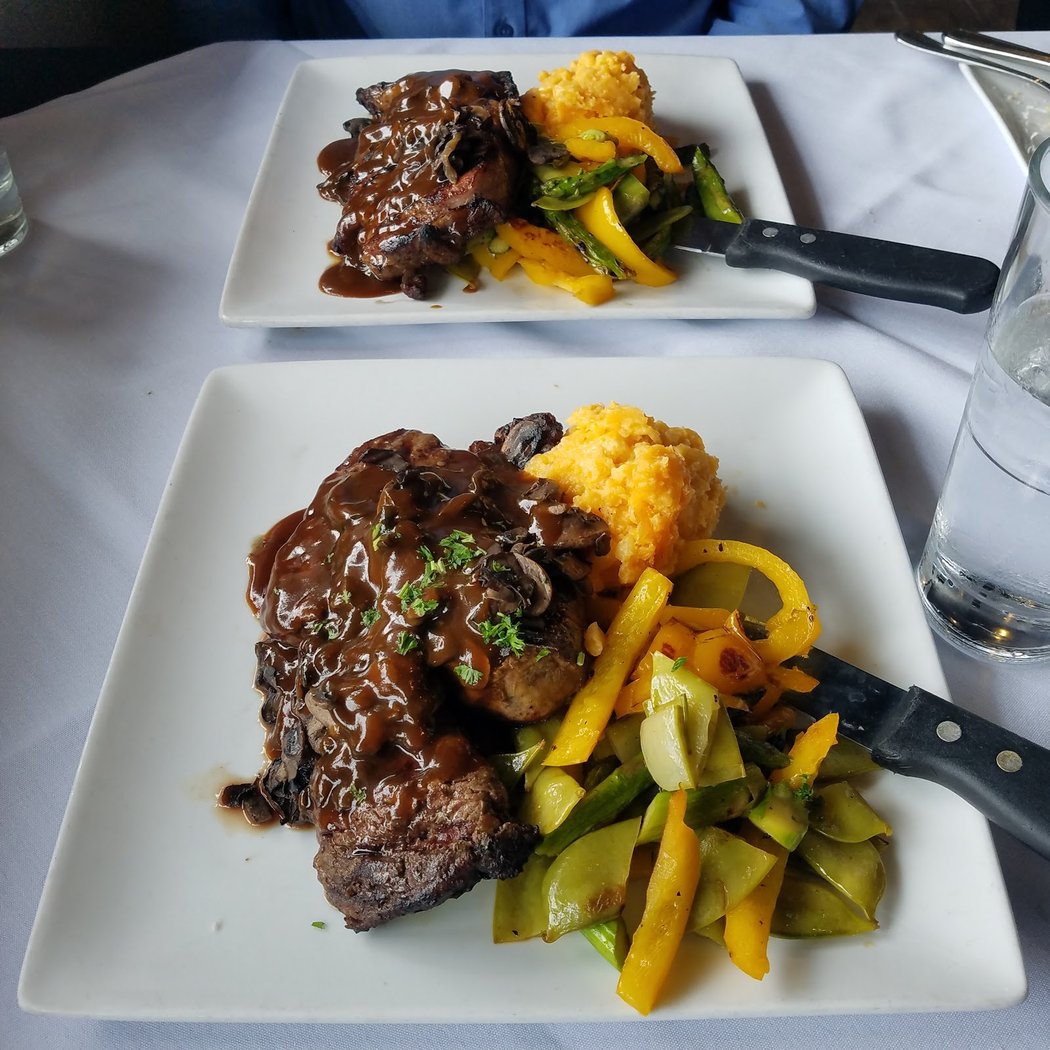 Noah's Bar & Bistro 3