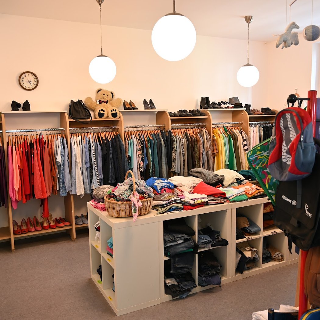 Flohmarkt und Trachtenverkauf im Walmdachhaus 2