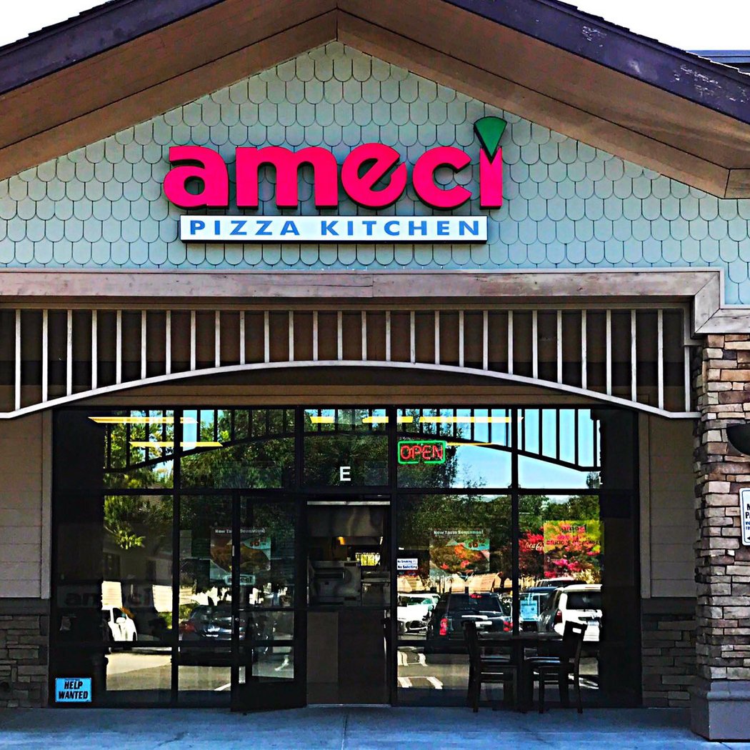 Brentwood Chamber of Commerce: Ameci Pizza 2