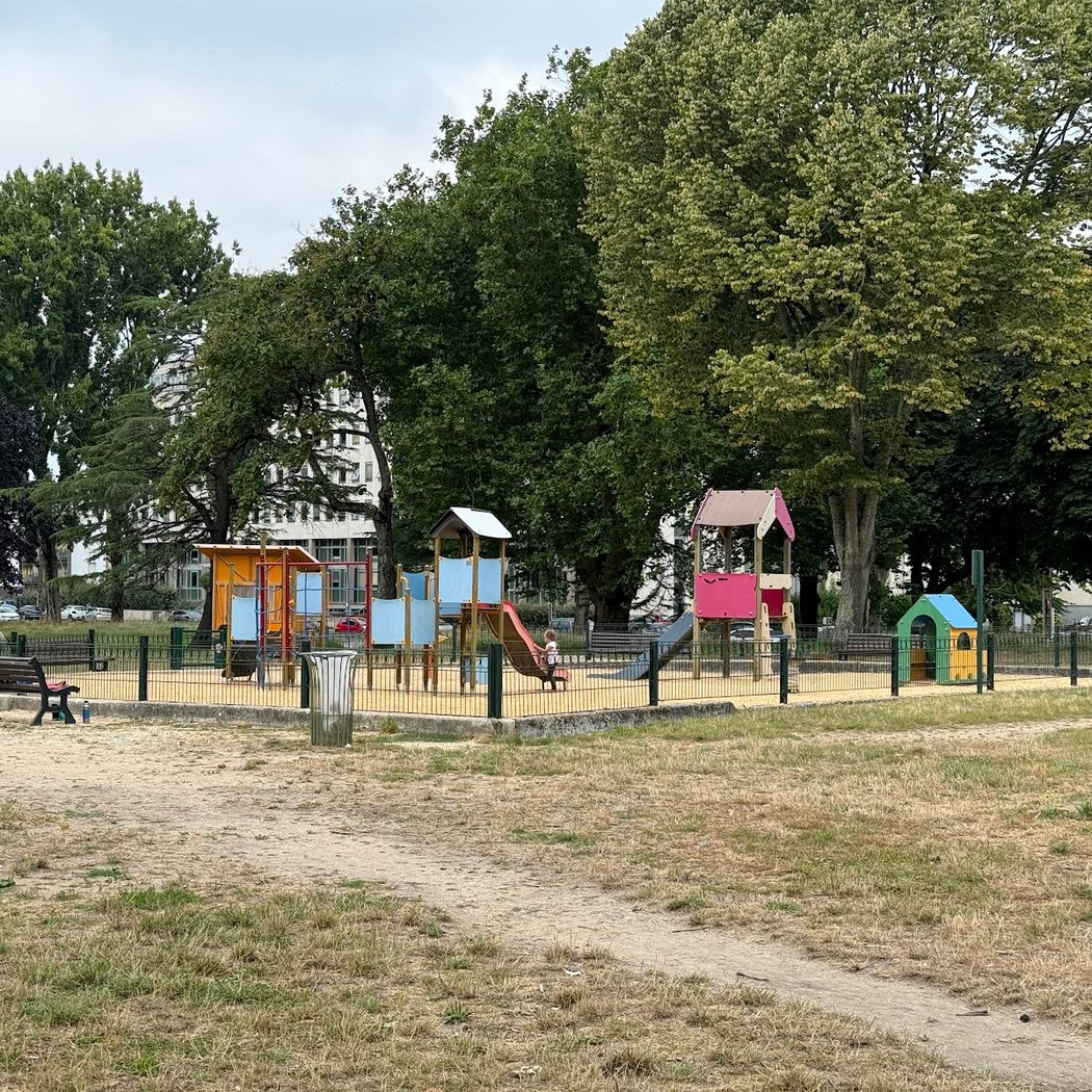 Aire De Jeux Pour Enfants 1