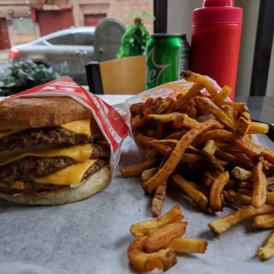 Petey's Burger 4