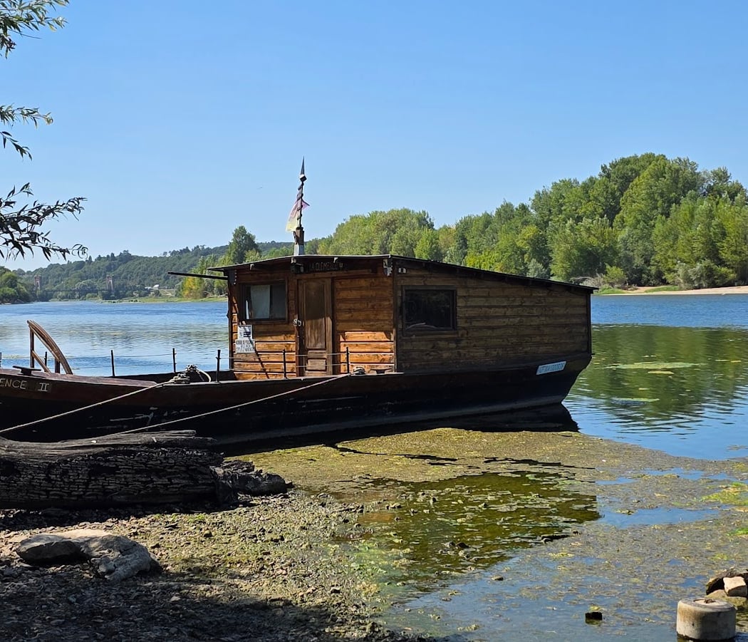 La Toue Reine, cabane sur la Loire 2