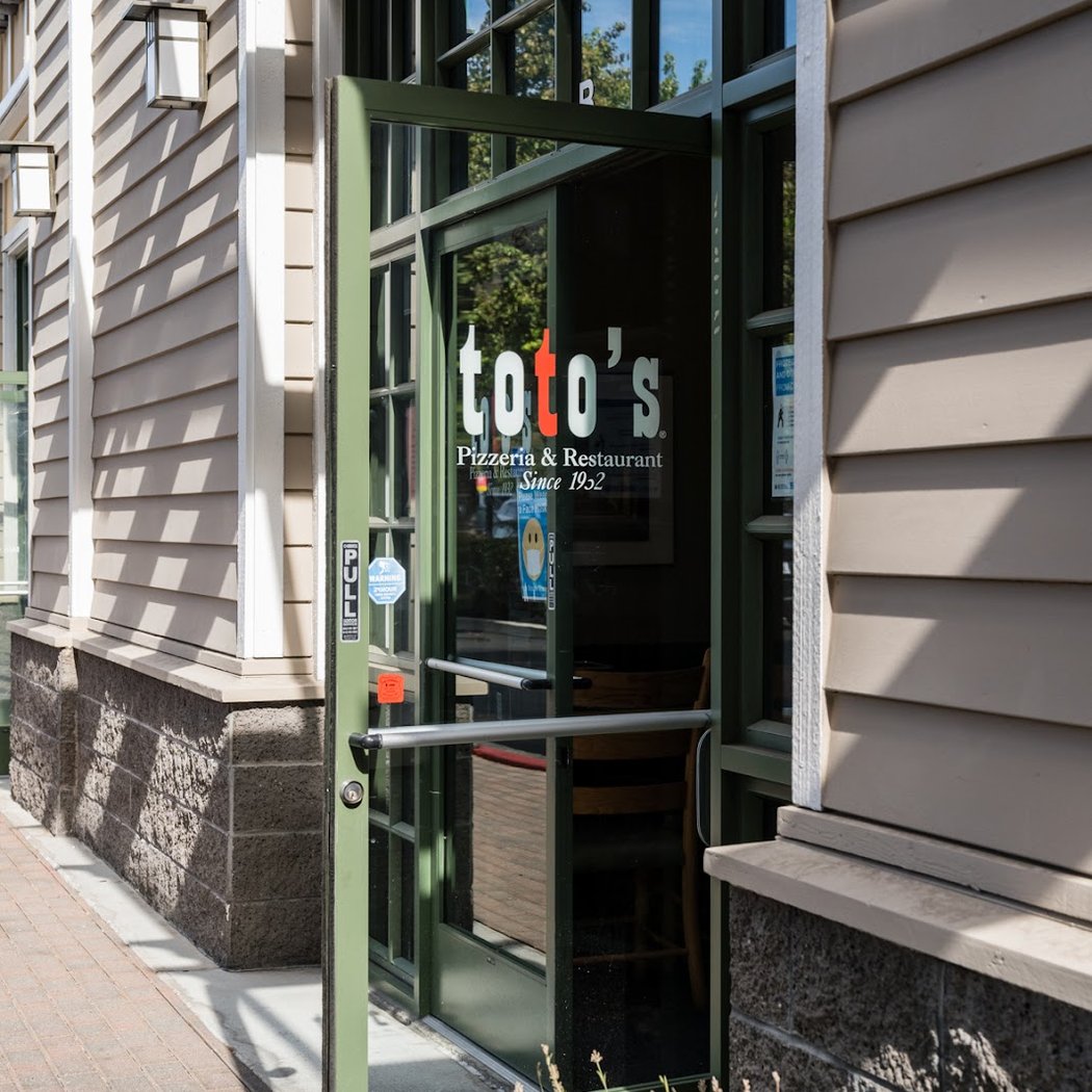 Toto's Pizzeria & Restaurant 2