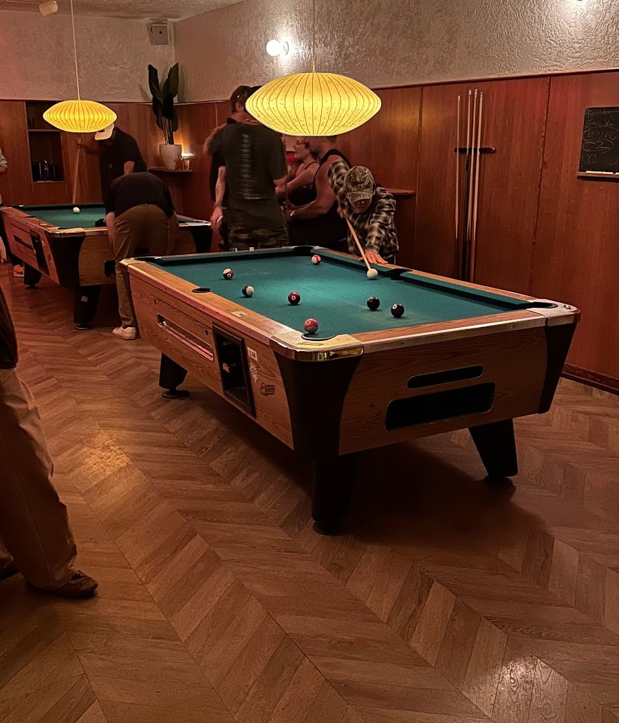 Twins Lounge 1