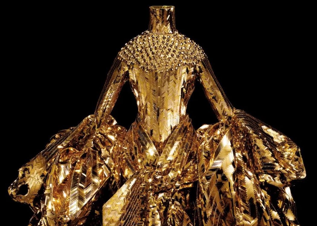 Exposition consacrée à l'or dans le vêtement 1