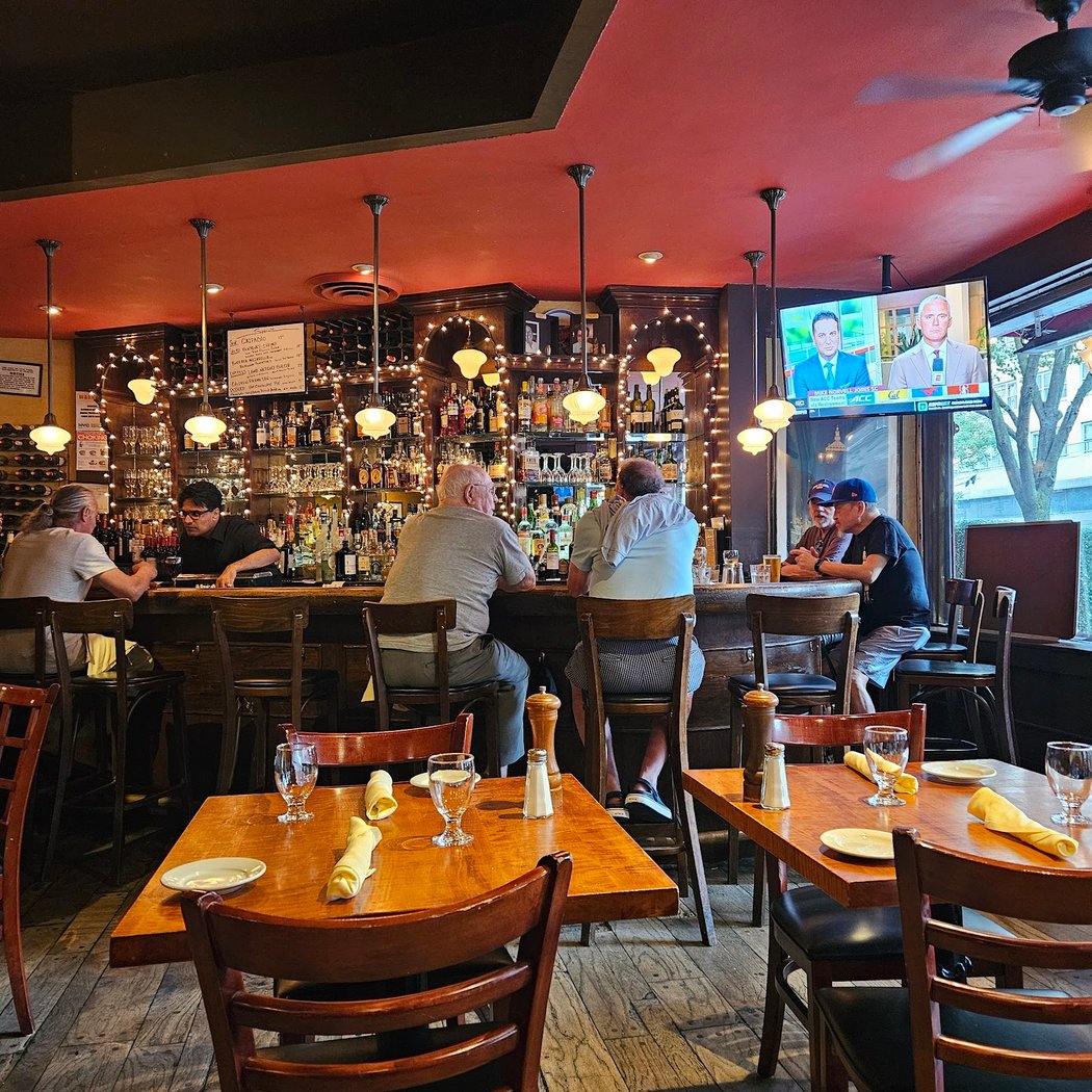 Knickerbocker Bar & Grill 3
