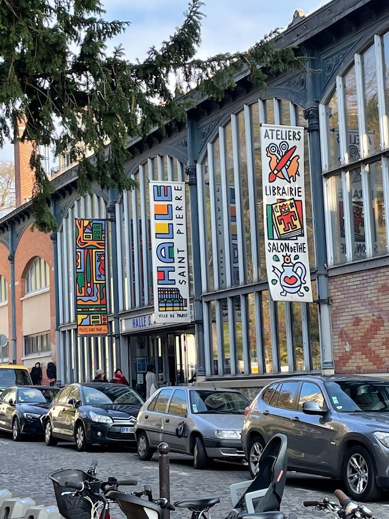 Get Lost in Place des Abbesses' Ambiance 2