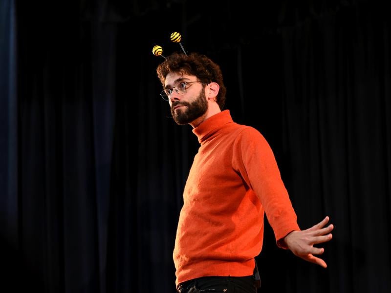Théâtre-conférence : Abeilles et fleurs, un amour en péril 1