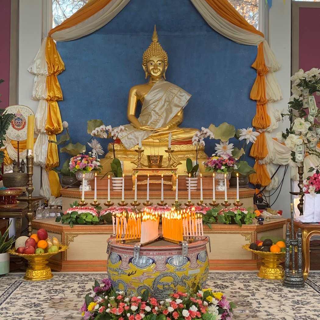 Wat Promwachirayan, Thai Sunday market 2