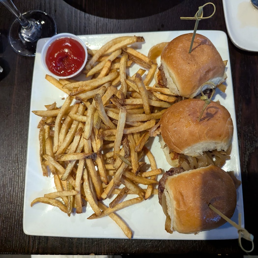 Noah's Bar & Bistro 4