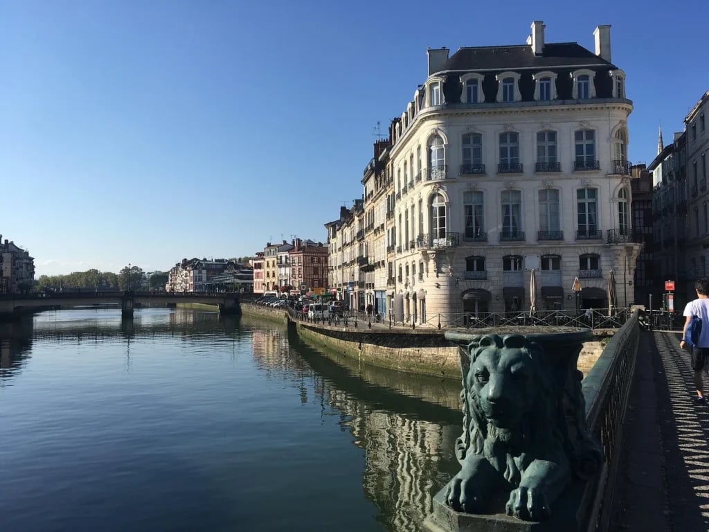 Quais de la Nive 3