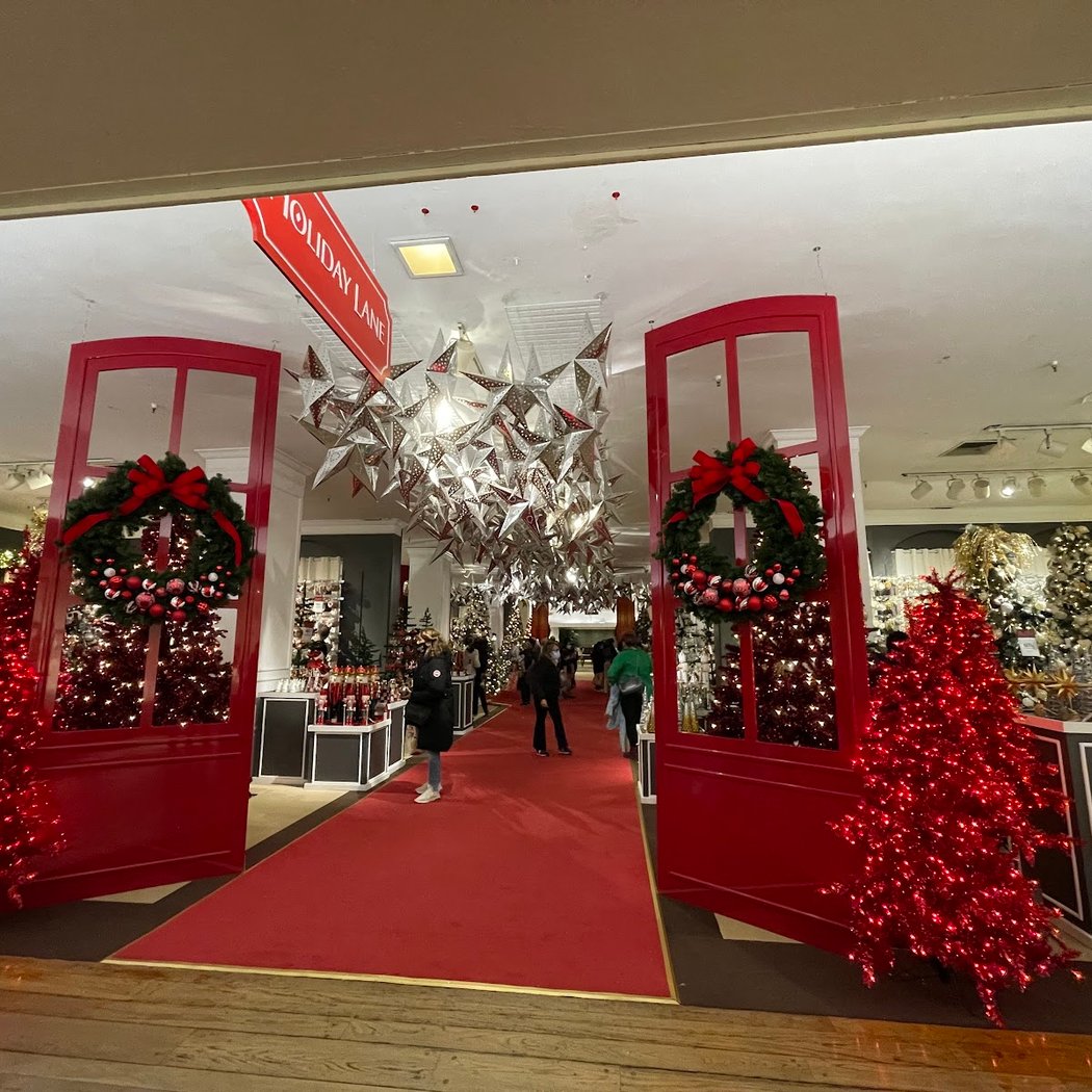 Macy’s 2025 Holiday Window Display 1