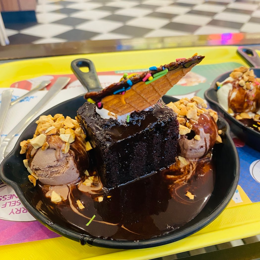 Polar Bear Ice Cream Sundaes - Hoodi 3