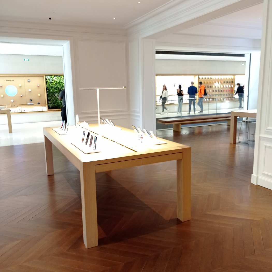 Apple Champs-Élysées 1