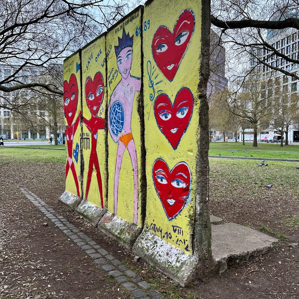 Mural Berliner Bauer (2. artwork Thierry Noir) 3