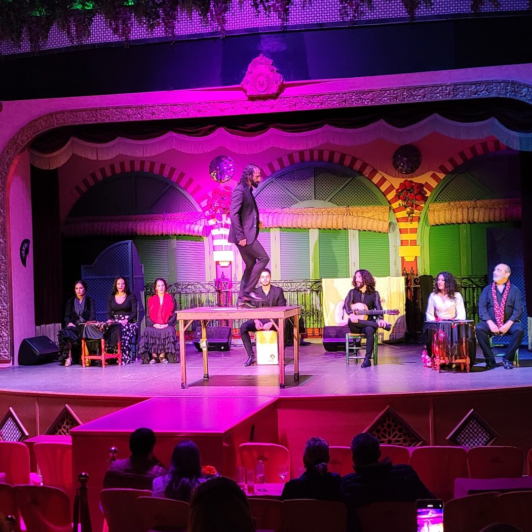 Esencia de Sevilla: Cerámica, Flamenco y Artesanía 3