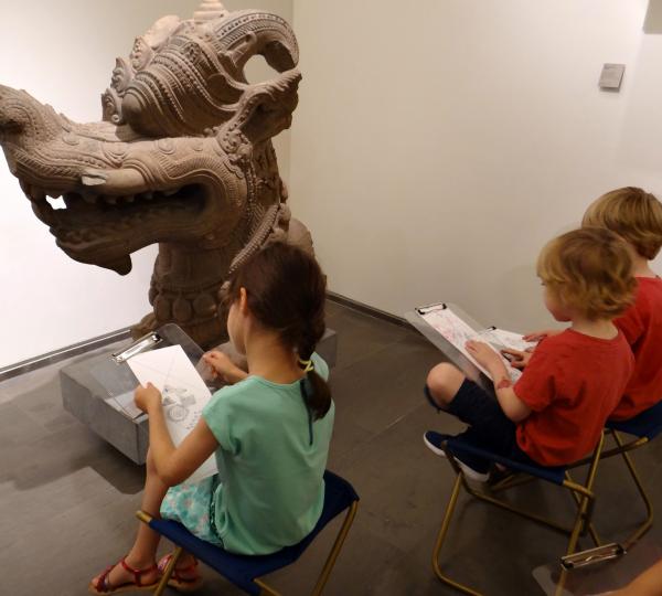 Carnet de dessins jeune public dans l'exposition Bronzes royaux d'Angkor 1