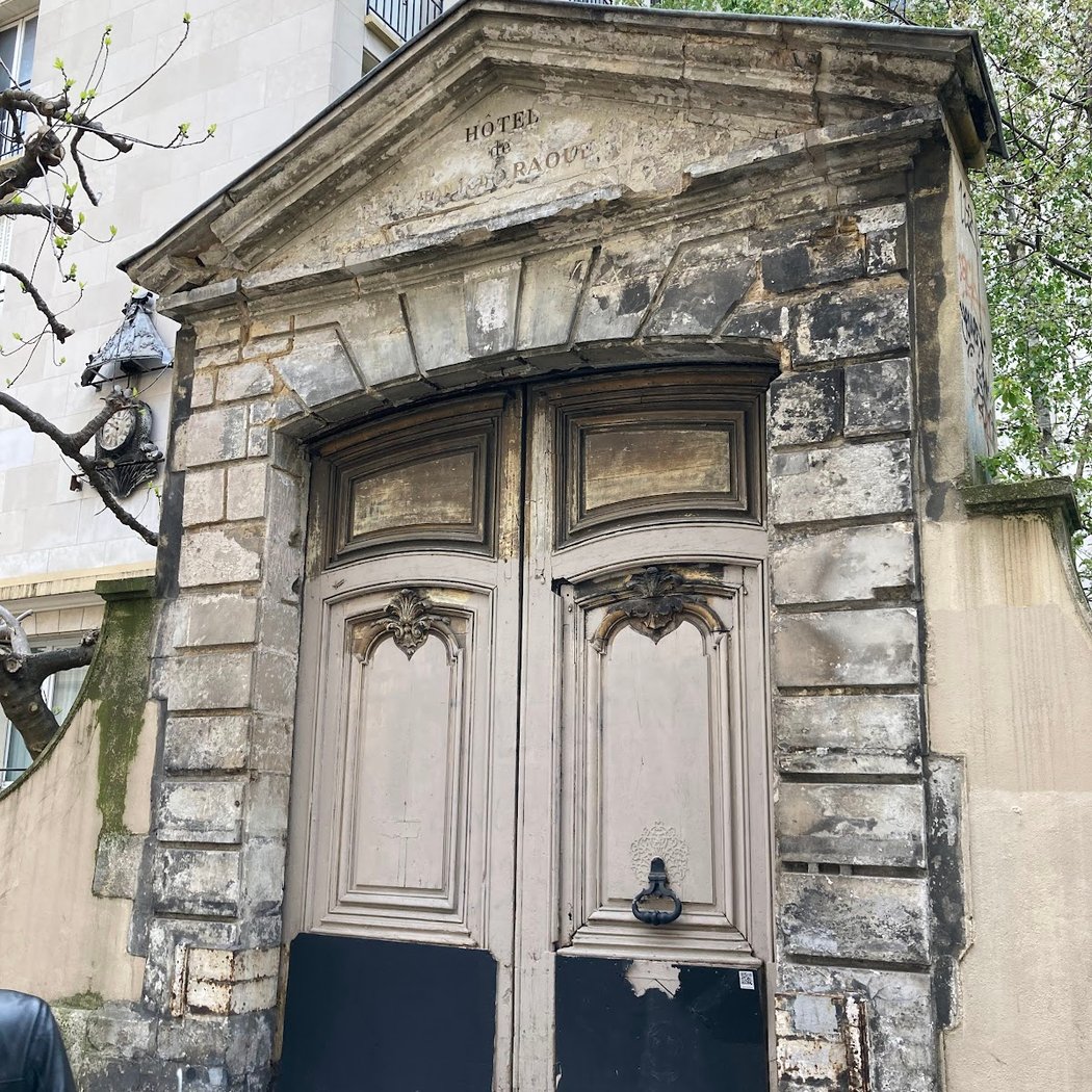 Portal of the former Hotel Raoul 1