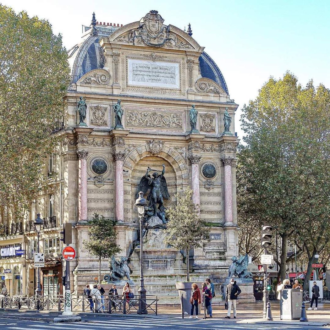 Wander through Boulevard Saint-Michel 3