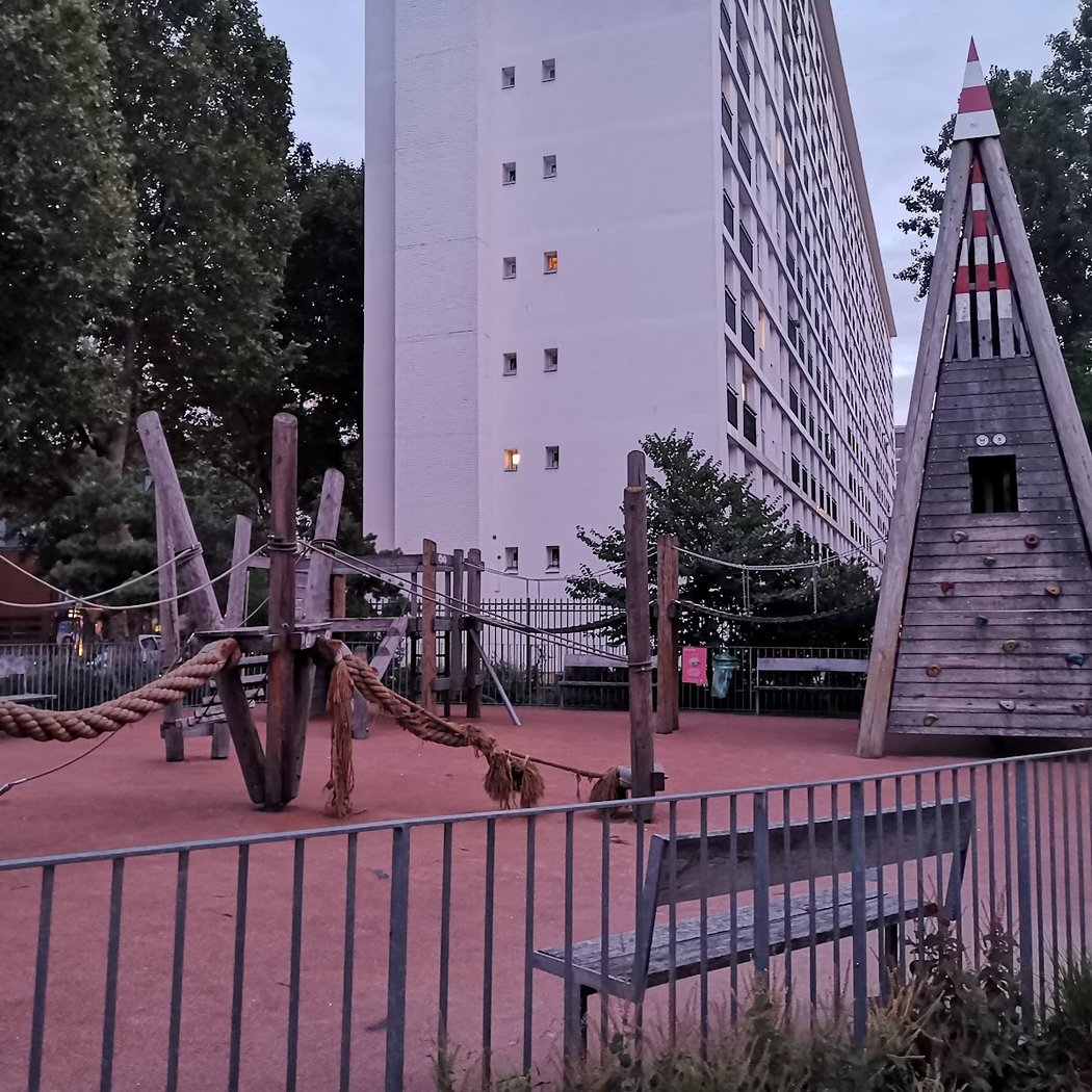 Le square Julia Bartet et son aire de jeux pour les enfants 2