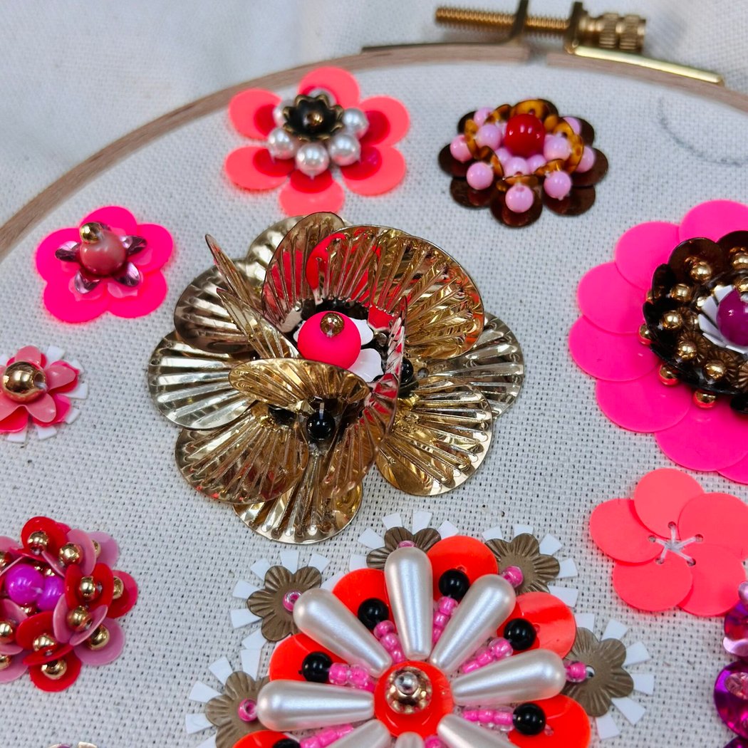 Atelier broderie : fleurs en 3D avec des perles et des paillettes 1