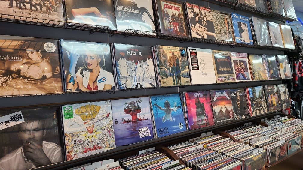 Music Planet GAMES AND RECORDS 1
