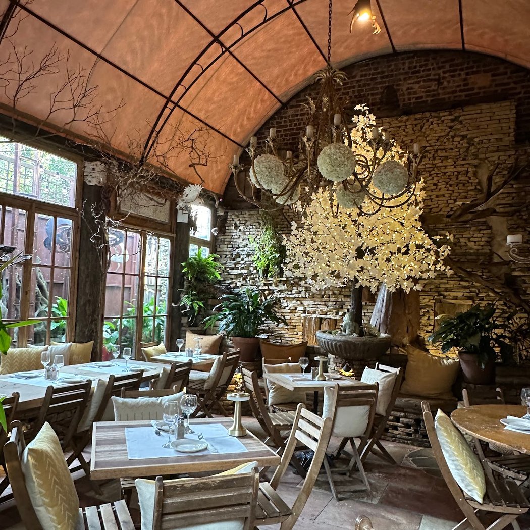 Le Petit Cafe 2