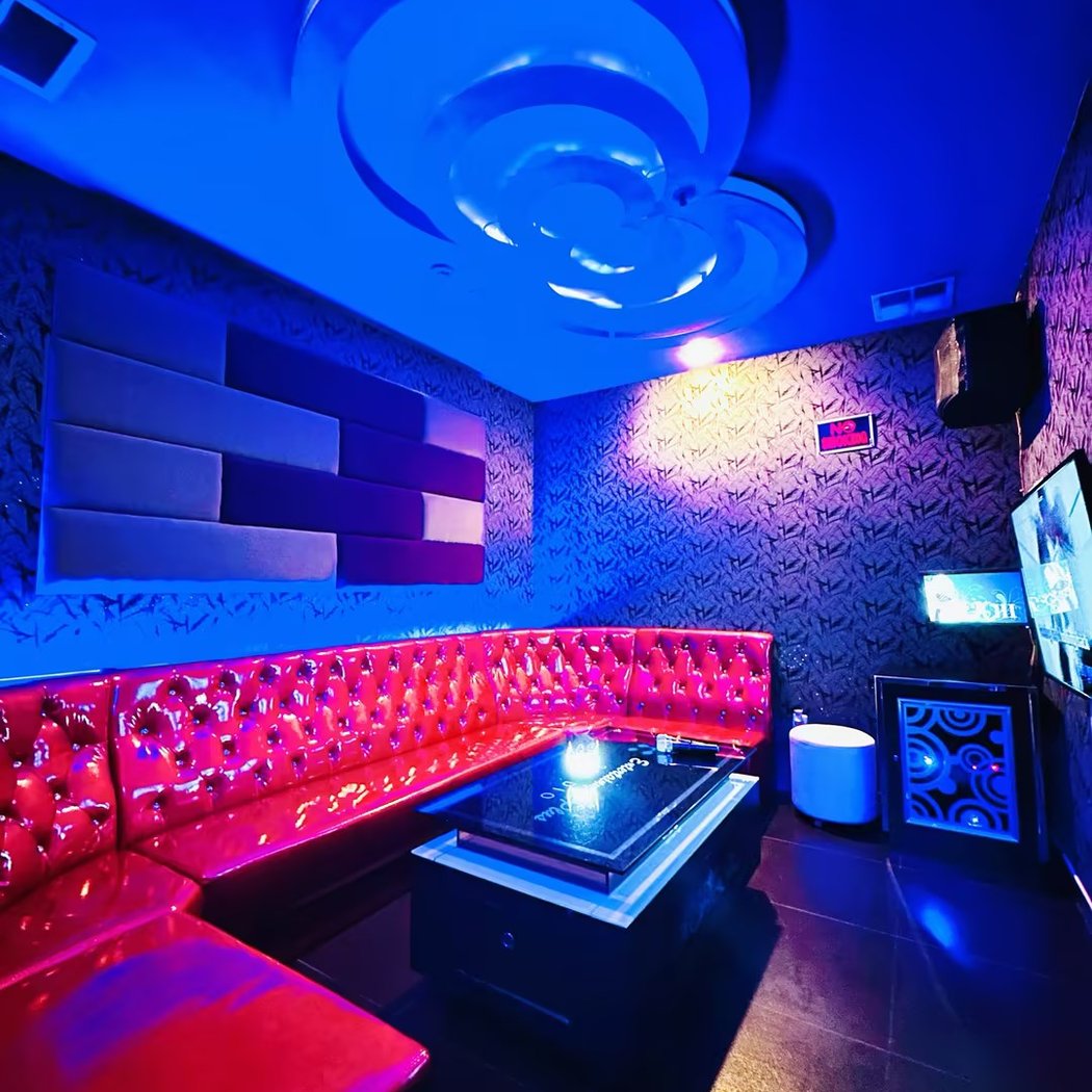 E PLUS STUDIO Karaoke & Asian Bistro 3