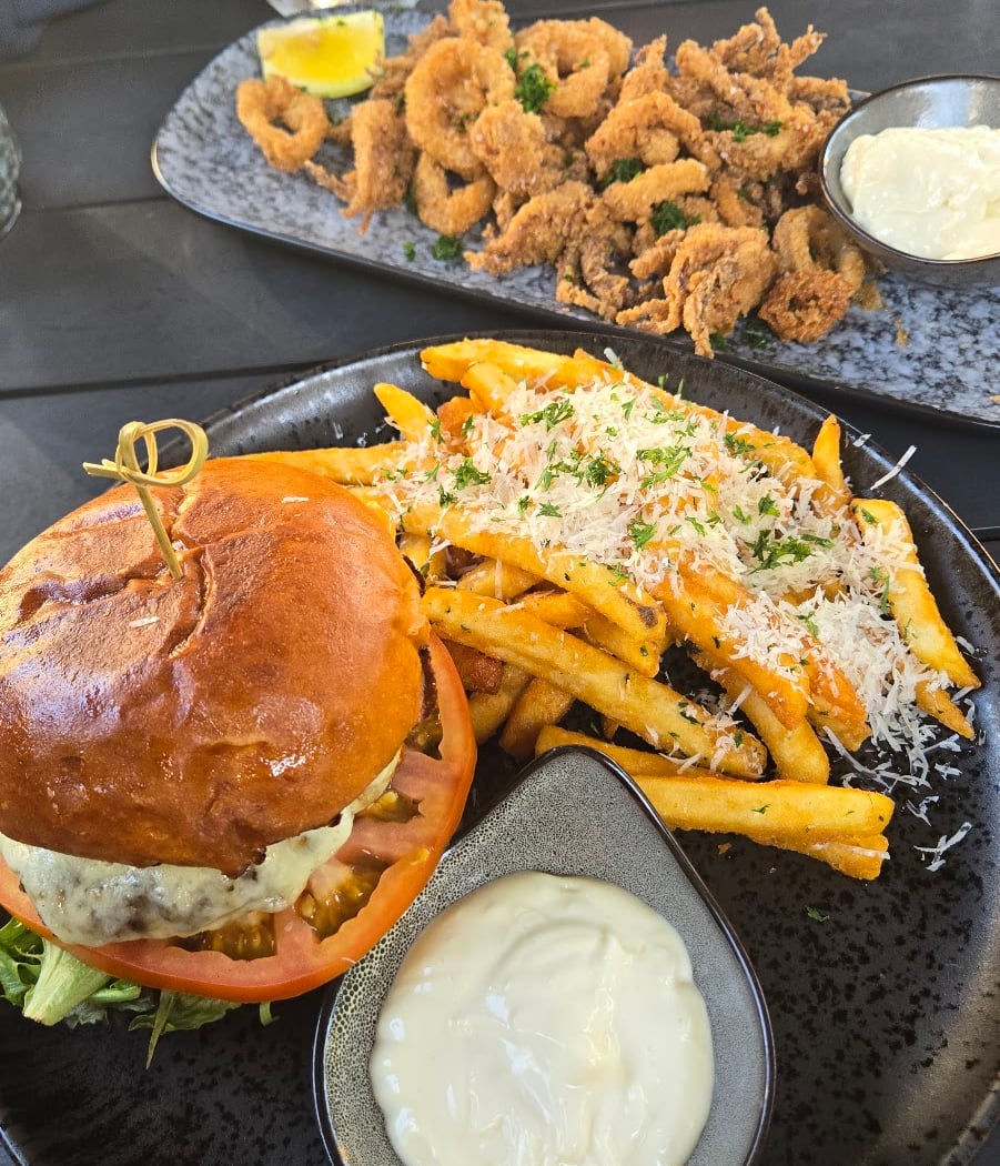 Six Eleven Restaurant & Bar 1