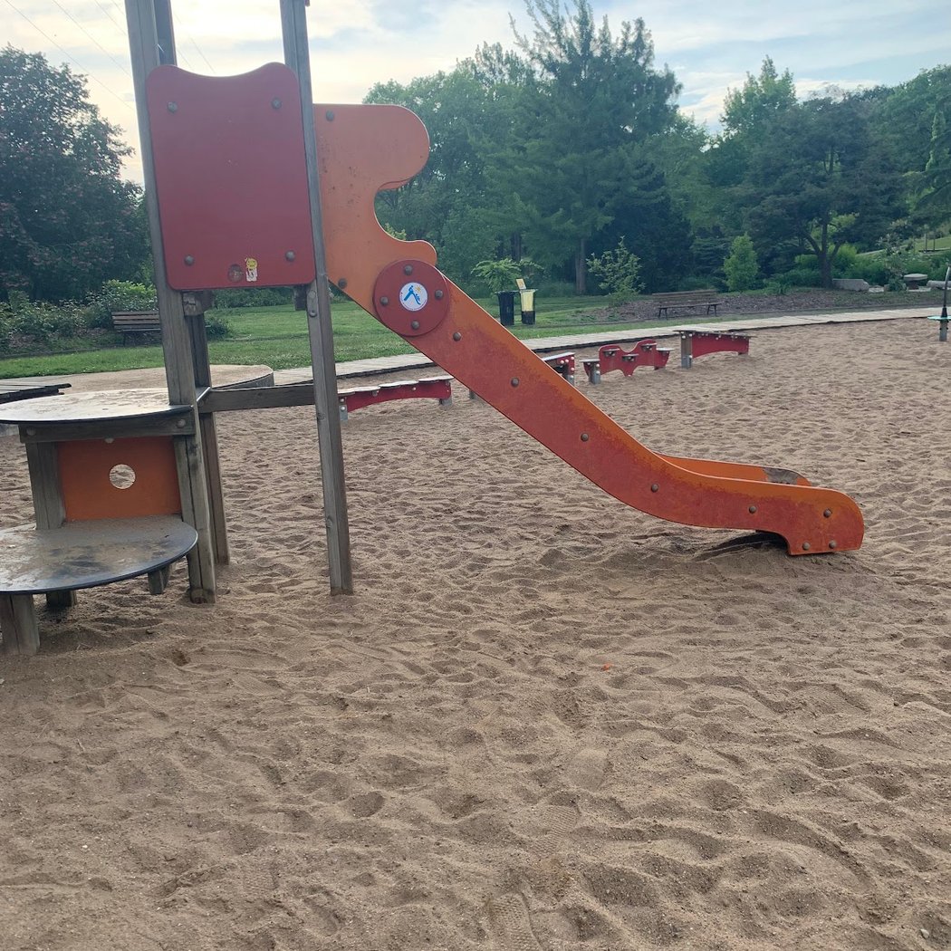 Terrain de jeu d'enfants du Parc Floral la Roseraie 3