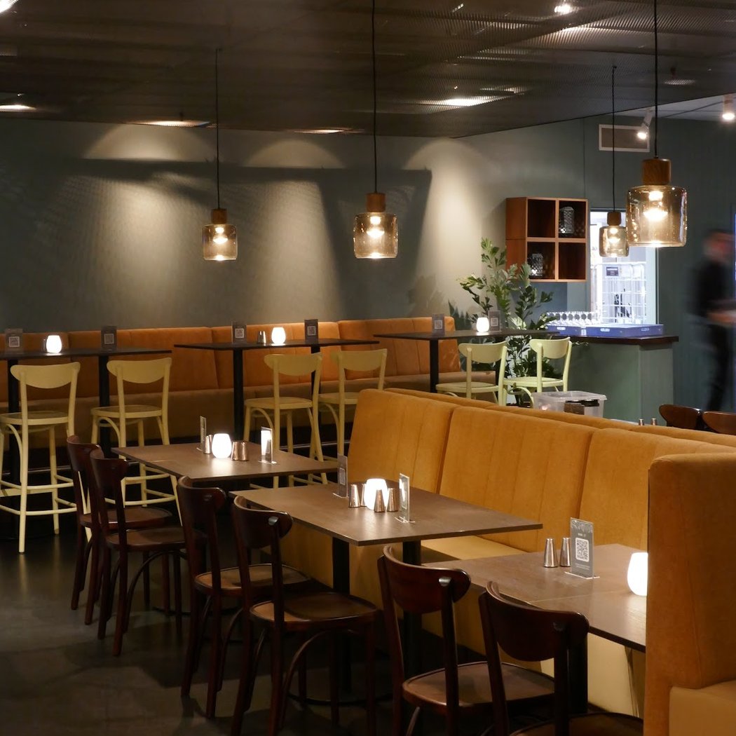 Garden Bar & Restaurant 2