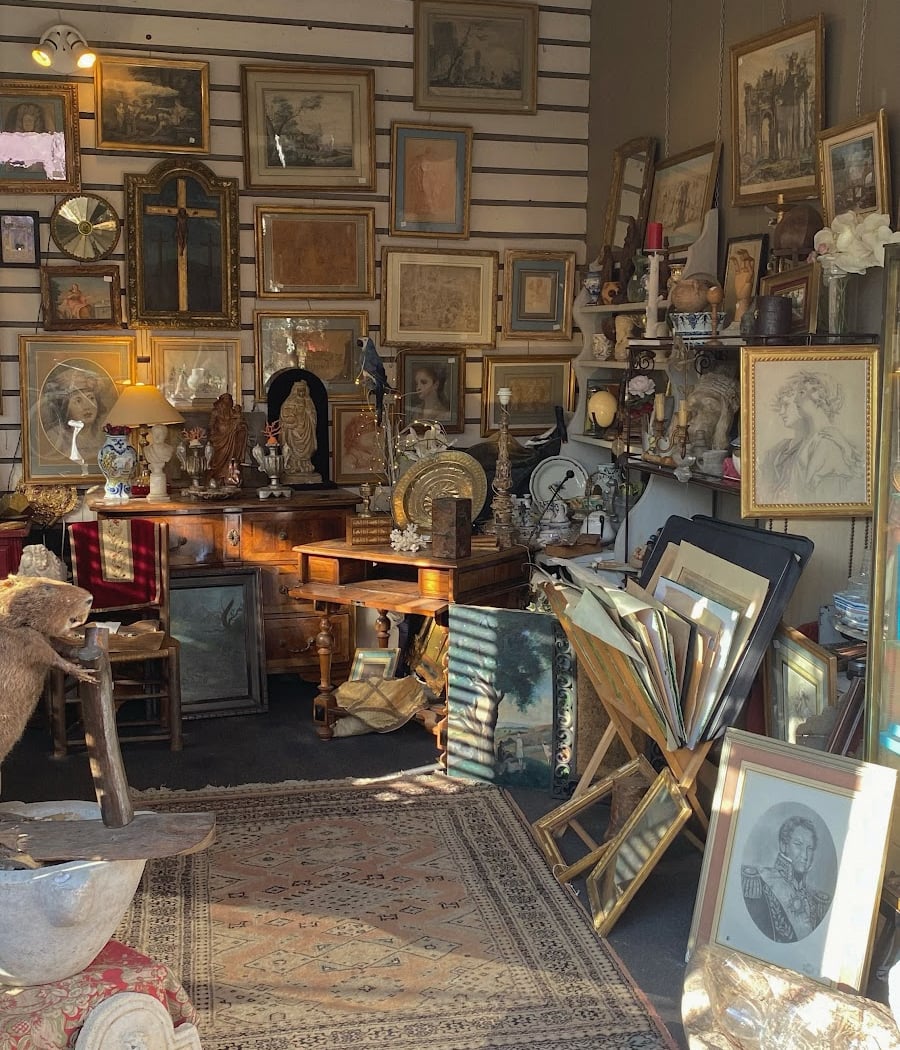 Flea Market Rue Jean Henri Fabre 1