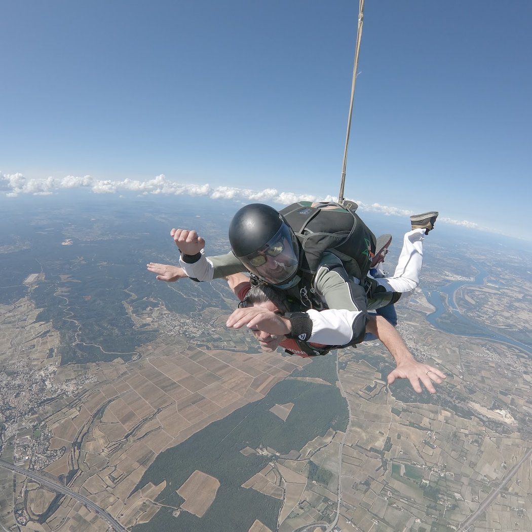 VOLOMAX - Saut en parachute - Pujaut - Avignon - Simulateur de chute libre - Stage PAC 3