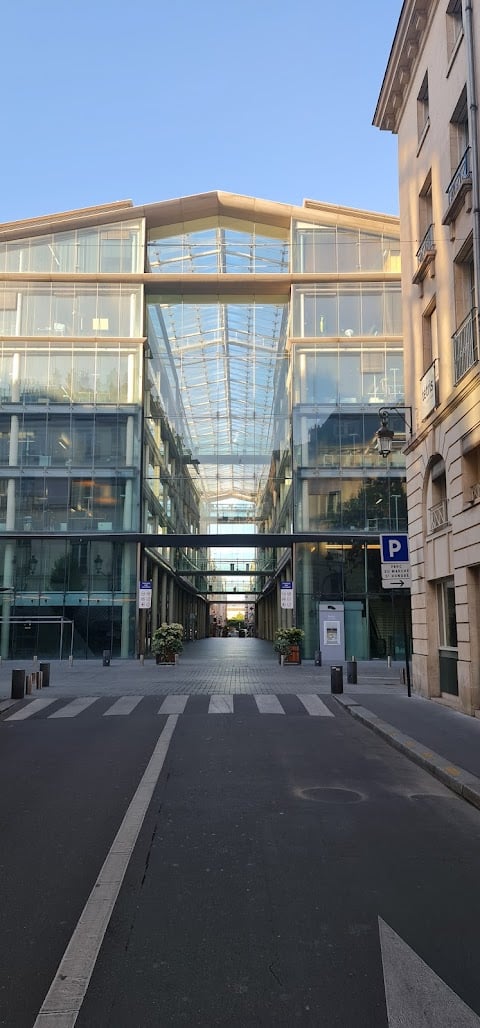 Place du Marché Saint-Honoré 3