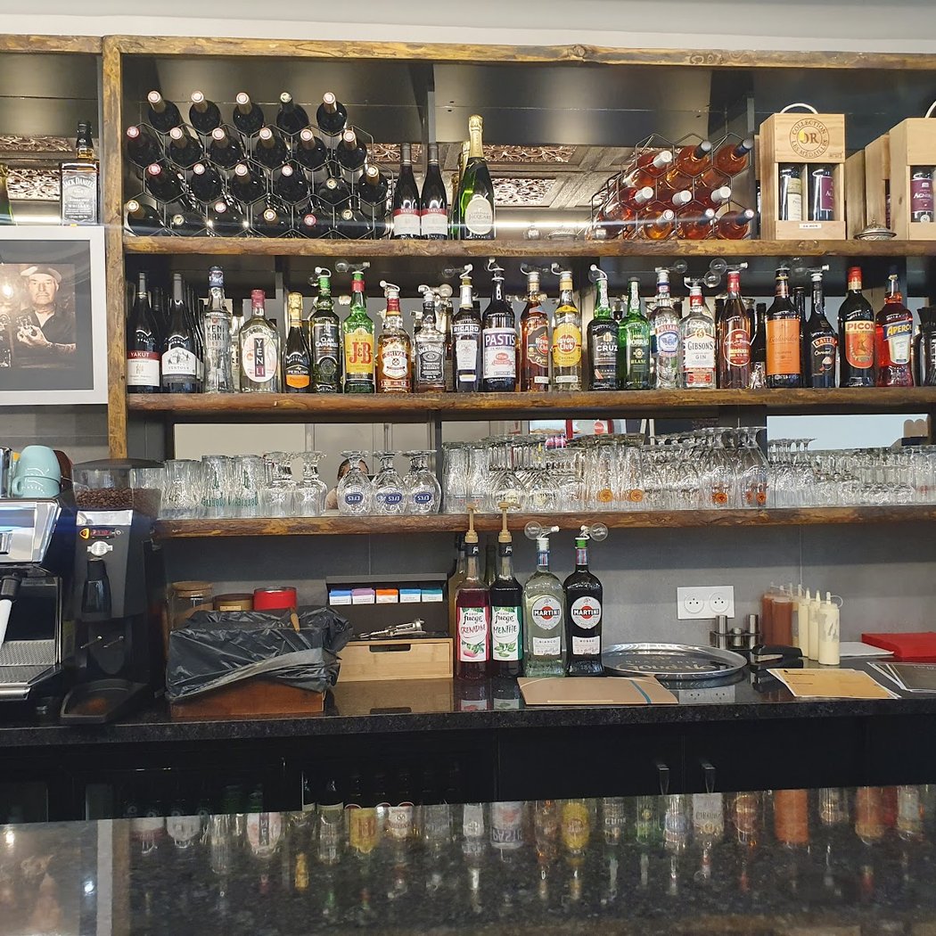 Restaurant & Tobacco 2