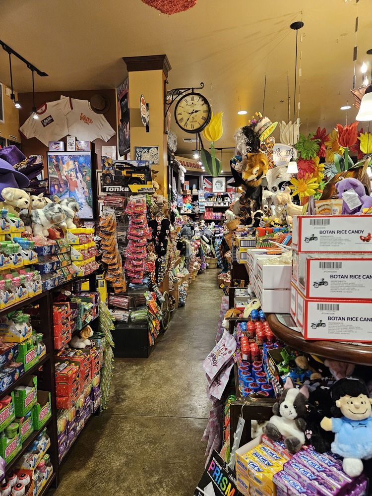 Cravin's Candy Emporium - Windsor CA 4